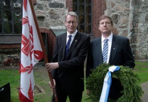 1. varapuheenjohtaja Kai-Ari Lundell sai kunniatehtävän kantaa Vantaan Sotainvalidien lippua.